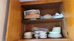 lot 33 image: Content of Kitchen Cupboards
