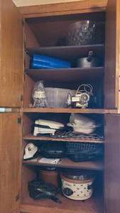 lot 36 image: All content of (2) kitchen cupboards
