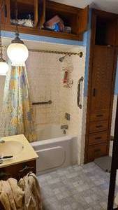 lot 39 image: All content of bathroom