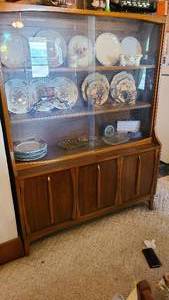 lot 59 image: Vintage Display style Buffet Hutch