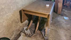 lot 109 image: Vintage drop-leaf farmhouse table
