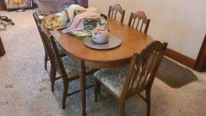 lot 128 image: Vintage wood dining room table and 6 matching chairs