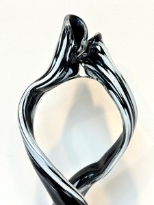 lot 22 image: Artisan Hand Blown Art Glass Sculpture