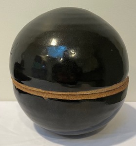 lot 48 image: Beautiful Pottery Lidded Pottery Sphere
