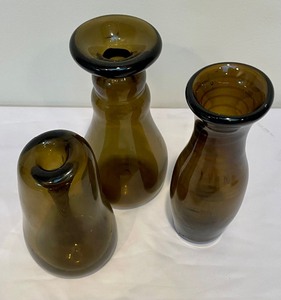 lot 130 image: Trio of Brown Blown Glass Vases by Peter Zelle