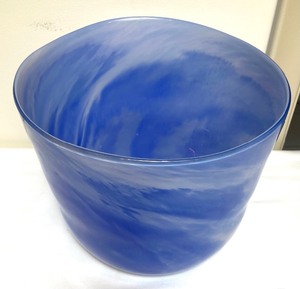 lot 148 image: Beautiful Blue and White Swirled Art Glass Bowl by Peter Zelle