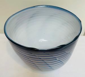 lot 205 image: Mesmerizing Artisan Hand Blown Bowl by Peter Zelle
