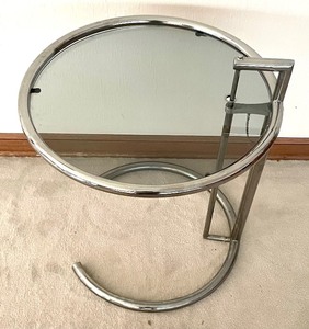 lot 23 image: Mid Century Glass Top Accent Table