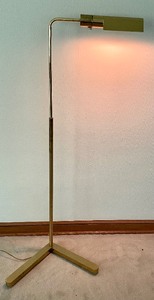 lot 219 image: Vintage Brass Adjustable Height Floor Lamp