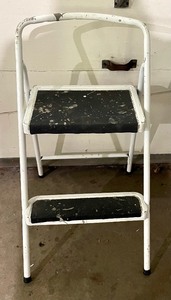 lot 233 image: 32 Inch Step Ladder