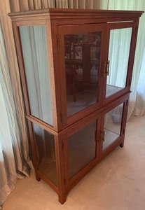 lot 15 image: Mid Century Display Cabinet