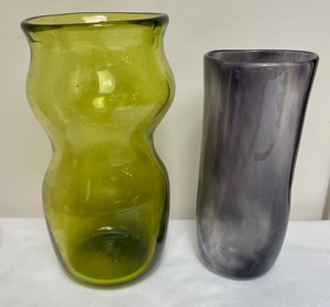 lot 55 image: Variety of Colorful Blown Glass Vases by Peter Zelle