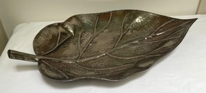lot 64 image: Lovely Large Silver Plated Leaf Platter