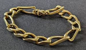 lot 99 image: Classic 14k Gold Figaro Chain Bracelet
