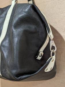 lot 107 image: Levenger Black and White Leather Tote