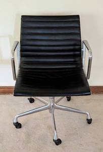 lot 123 image: Vintage Aluminum Office Chair by Charles and Ray Eames for Vitra
