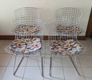 lot 5 image: Chrome Dining Chair Set by Knoll