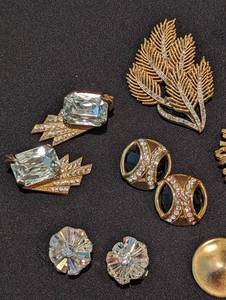 lot 287 image: Assorted Vintage Costume Jewelry