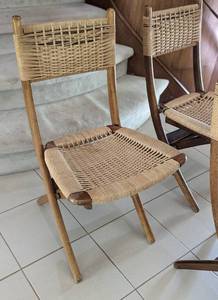 lot 17 image: Mid Century Wood Folding Chairs with Woven Seats