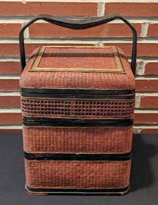 lot 301 image: Vintage Chinese Lunch Basket
