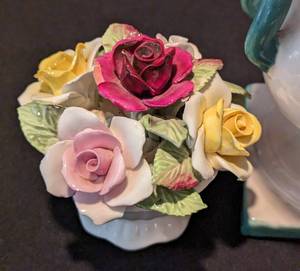 lot 314 image: Pretty Floral Painted Porcelain Decor