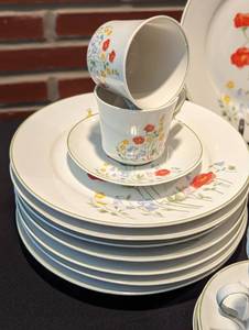 lot 350 image: Fanlina English Flowers Dish Set