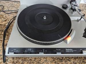 lot 371 image: Technics SL-235 Turntable