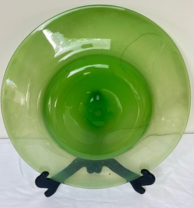 lot 173 image: Bright Green Decorative Hand Blown Art Glass Plate by Peter Zelle