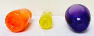 lot 157 image: Set of 3 Peter Zelle Artisan Hand Blown Colorful Art Glass Vases