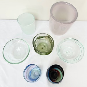 lot 165 image: Variety of Peter Zelle Art Glass Hand Blown Bowls, Cups and Vases