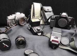 lot 3 image: CANON EOS 3 35MM CAMERA  MINOLTA SRT 201 WITH LOTS OF EXTRAS