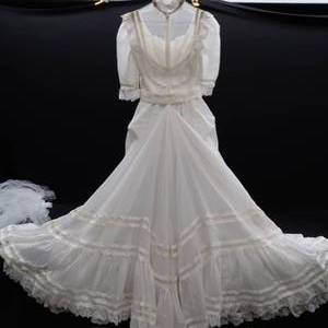 lot 12 image: VINTAGE HOUSE OF BIANCHI IVORY WEDDING DRESS