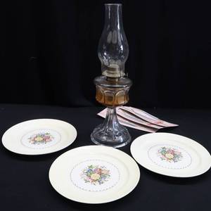 lot 17 image: ANTIQUE KEROSENE LAMP VINTAGE GOLD TRIMMED PLATES