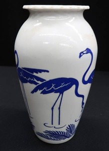 lot 33 image: VINTAGE ANCHOR HOCKING BLUE FLAMINGO MILKGLASS VASE