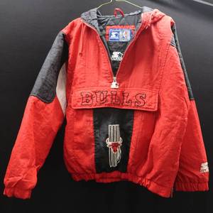 lot 54 image: VINTAGE CHICAGO BULLS STARTER JACKET