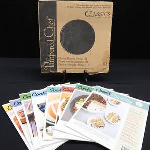 lot 60 image: NEW PAMPERED CHEF CLASSIC ROUND STONE