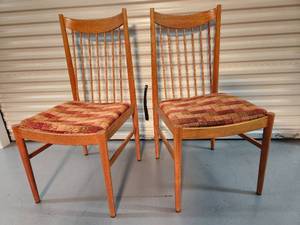 lot 8 image: 2 Scandinavian Modern Teak Chairs