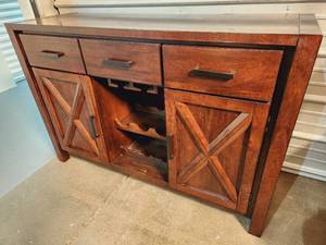 lot 10 image: Contemporary ServerBuffet