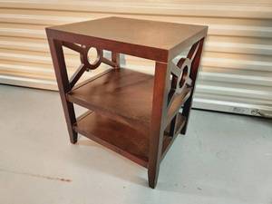lot 23 image: End Table