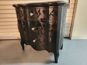 lot 26 image: 3 Drawer Chest