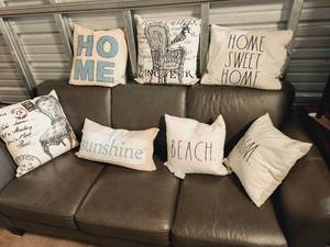lot 40 image: Throw Pillows #2