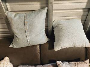 lot 41 image: Throw Pillows #3