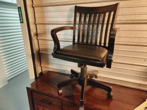 lot 3 image: Swivel Work Chair #2