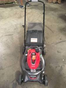 lot 9 image: Toro Recycler 21 in. Briggs and Stratton Low Wheel RWD Gas Walk Behind Self Propelled Lawn Mower with Bagger   Customer Returns See Pictures