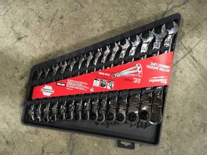 lot 46 image: Milwaukee 144-Position Flex-Head Ratcheting Combination Wrench Set Metric (15-Piece)  Customer Returns See Pictures