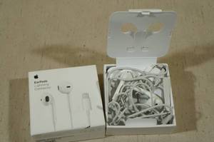 Apple Earpods with Lightning Connector