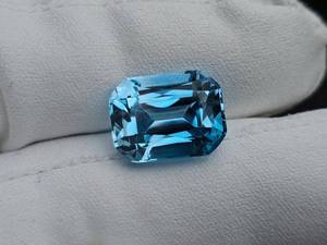 lot 15G image: Very Fine 16.75 Carat Swiss Blue Topaz Gemstone VIDEO