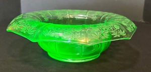 lot 135 image: Cambridge Lt Emerald Uranium Glass 10 Decagon Bowl wEtching