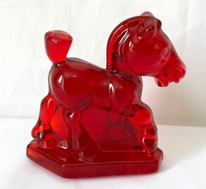 lot 134 image: Heisey by Imperial Oscar Sparky Plug Horse Ruby Red 1984