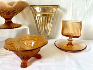 lot 119 image: Variety of Vintage Glassware Items including Vintage Fenton and Cambridge Glassware